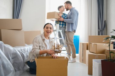 Üç kişilik mutlu bir aile yeni bir eve yerleşiyor, taşınma sürecinin tadını çıkarıyor ve yeni bir hayata başlıyor.