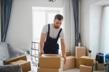 Oluklu kutularla ilgilenen, yeni bir daireye taşınmaya hazırlanan, teslimat ve hizmet sunan,