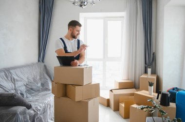 Apartmanın taşınması sırasında paketlenmiş kutuların düzenlenmesi ve kontrol edilmesi, güler yüzlü ve profesyonel