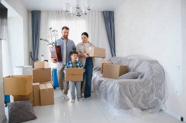 Aile taşınma gününüz kutlu olsun. Paketlenmiş kutular taşıyarak, yeni bir dairede yeni bir hayata başlayarak.