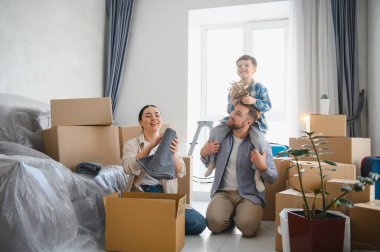 Aile yeni evlerindeki kutuları açmak için işbirliği yapıyor. Birlikte yeni bir hayata başlıyorlar.