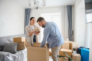 Genç çift karton kutulardan eşyalarını boşaltıyor, yeni dairelerine taşınıyorlar, birlikte yeni bir hayata başlıyorlar.