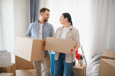 Mutlu çift taşınıyor, birlikte karton kutular taşırken gülümsüyor, dairelerinde yeni bir hayata başlıyorlar.