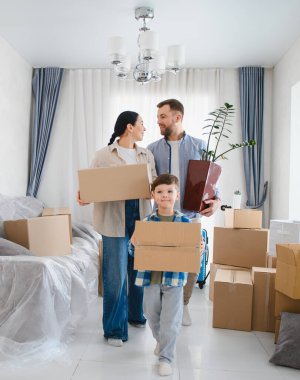 Mutlu aile kutuları ve bitkileri taşır, yeni bir eve ya da daireye taşınır, yeni bir başlangıç yapar.