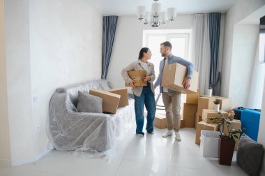 Genç çift taşınma gününü kutluyorlar, yeni evlerine kutuları götürüyorlar, birlikte yeni bir hayata başlıyorlar.