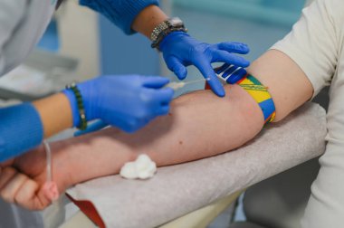 Hemşire kan bağışı yapıyor, klinikte donör kolundan kan alıyor, sağlık, bakım ve hayat kurtarıyor.