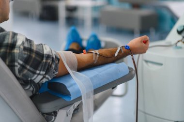 Kan plazması bağışlayan kişi. Kan nakli için plazma alınması, sağlık hizmetlerinin desteklenmesi ve hayat kurtarılması için kateter ve tüp çıkarılması.