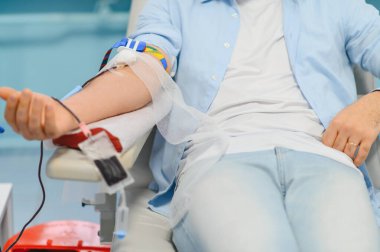 Hastane veya klinikte kan plazması bağışlayan, sağlık, hayır ve hayat kurtaran nakilleri destekleyen kişi