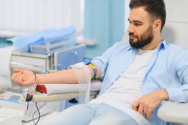 Adam fedakar kan bağışı sırasında kolunun ön kısmına odaklanıyor. Sağlık, hayırseverlik ve hayat kurtarma kavramı