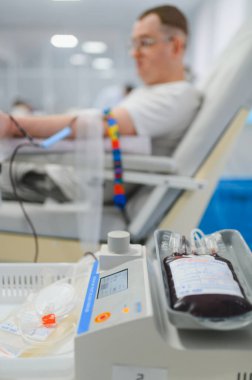 Kan torbası, bağışlama işlemi sırasında tıbbi ekipmanları gösteren tanınmayan birinden taze kan ile doluyor.