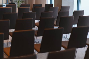 Çağdaş bir konferans salonunu dolduran boş sandalyeler, kurumsal seminer, atölye veya eğitim etkinliği için hazır.