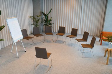 Bir daire çizelgesiyle boş sandalyeler, profesyonel bir atölye veya grup tartışmasına hazırlanıyor