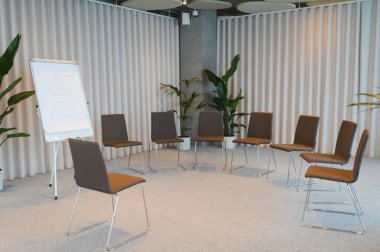 Boş sandalyeler beyaz tahtayla bir daire şeklinde dizilmiş, ortak tartışmalar ve grup atölyeleri için bir alan yaratıyor