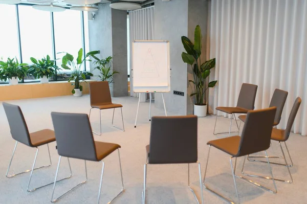 Ofis sandalyeleri bir grup terapisi ya da ters çizelge ve bitkilerle takım oluşturma alanı oluşturan bir daire şeklinde dizilmiştir.