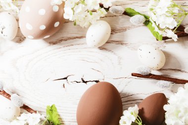 Bahar çiçekleri ile Paskalya süsleri