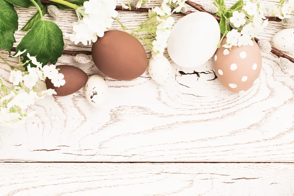 Húsvéti dekorációk, a tavaszi virágok — Stock Fotó