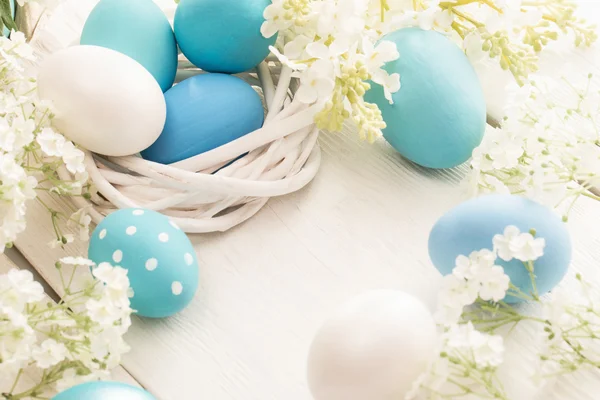 Decoración de Pascua con huevos y flores — Foto de Stock