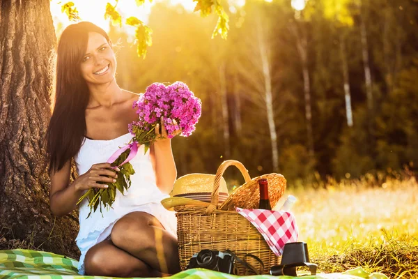 Jeune fille heureuse sur la nature — Photo