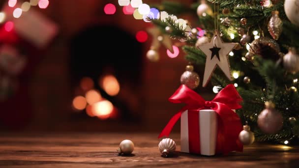 Albero Natale Con Decorazioni Regalo Vicino Camino Con Luci — Video Stock