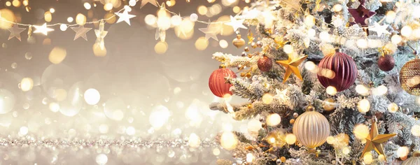 Albero di Natale con Decorazioni e Glitter. Sfondo oro — Foto Stock