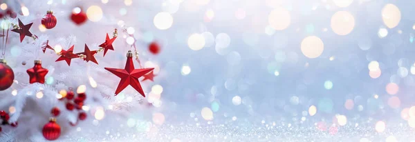 Nyaralás háttér karácsonyfa és piros csillag — Stock Fotó