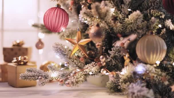 Albero di Natale con decorazioni e glitter — Video Stock