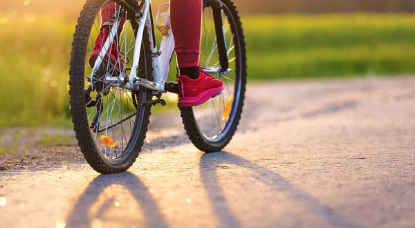 Passeio de bicicleta à noite no sol — Fotografia de Stock