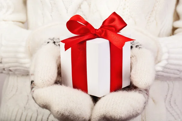 De gift van Kerstmis met rood lint — Stockfoto
