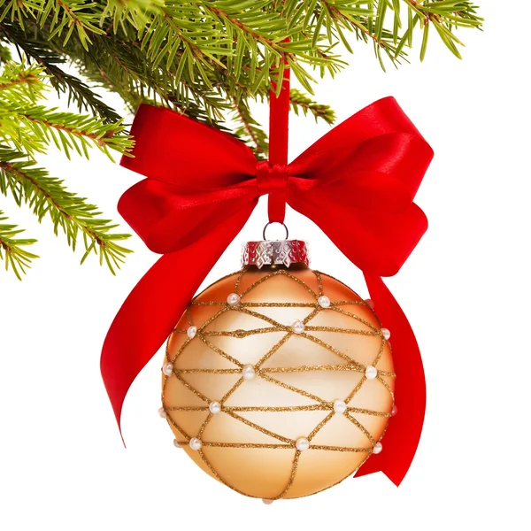 Boule de Noël sur branche de sapin — Photo