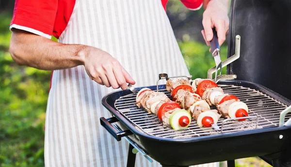 Koch bereitet Grill zu — Stockfoto