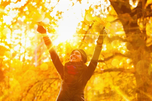 Jeune femme appréciant la nature — Photo