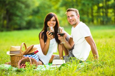 Çift doğada rahatlatıcı sevgi dolu