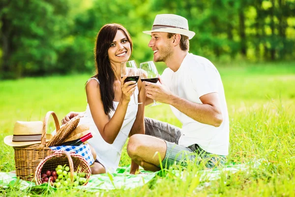 Liefdevolle paar ontspannen in de natuur — Stockfoto