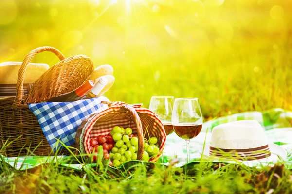 Picknick bij zonsondergang — Stockfoto