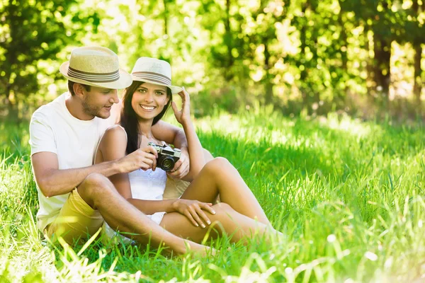 Liefdevolle paar ontspannen in de natuur — Stockfoto