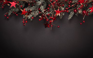 Köknar dallarıyla Noel süslemesi