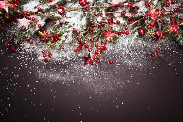 Різдвяна прикраса з ялиновими гілками в снігу — стокове фото