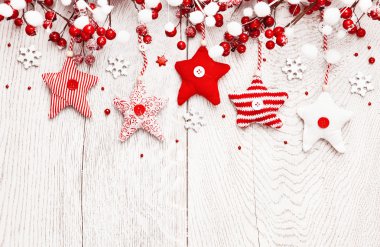 Kırmızı yıldızlar ve kar taneleri ile Noel dekorasyon