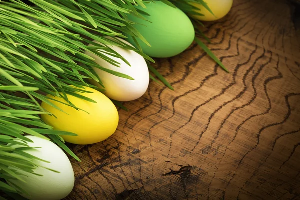 Huevos de Pascua sobre fondo madera — Foto de Stock