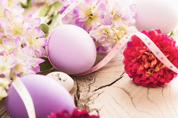 Easter decorations with flowers — Stock Photo, Image