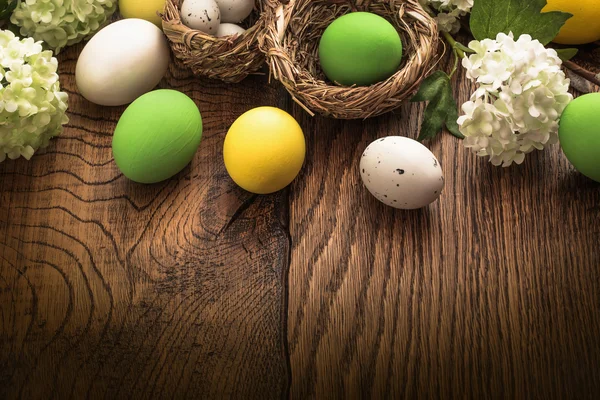 Ovos de Páscoa em fundo de madeira — Fotografia de Stock