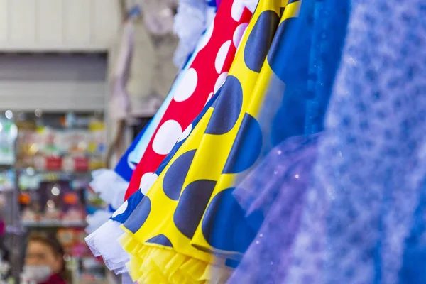Una Colección Brillantes Vestidos Verano Para Niños Escaparate Tienda Con — Foto de Stock