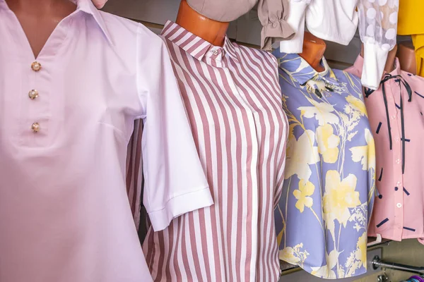 Una Colección Blusas Mujer Sobre Maniquíes Hechos Telas Modernas Expositor — Foto de Stock