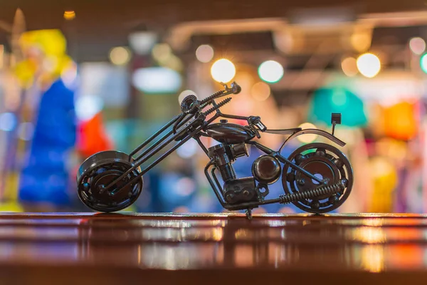 Zabawkowy Model Roweru Drogowego Stoi Drewnianej Powierzchni Jasnym Świątecznym Abstrakcyjnym — Zdjęcie stockowe