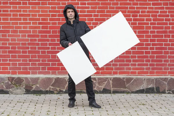 Een Jongeman Staat Tegen Een Achtergrond Van Een Rode Bakstenen — Stockfoto