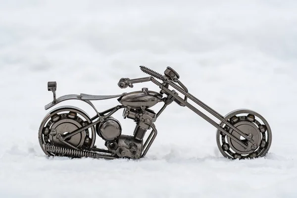 Metalowy Model Motocykla Drogowego Stoi Śnieżnej Drodze Białe Tło — Zdjęcie stockowe