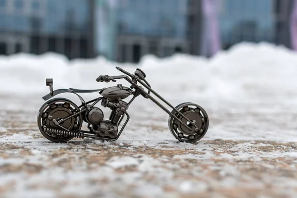 Metalowy Model Motocykla Drogowego Stoi Betonowej Śnieżnej Drodze Szarym Tle — Zdjęcie stockowe