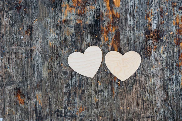 Zwei Weiße Herzen Liegen Auf Einer Dunkel Strukturierten Holzoberfläche Valentinstag — Stockfoto