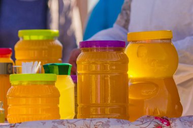 Bashkir arısı balı çeşitli şekillerde plastik kaplarda paketlenir ve satılmaya hazırdır. Sonbahar bal fuarı