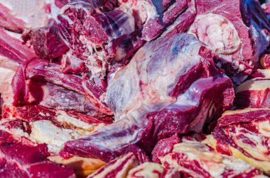 Tezgahta taze et parçaları var. Geleneksel tarım ürünleri sonbahar fuarı.